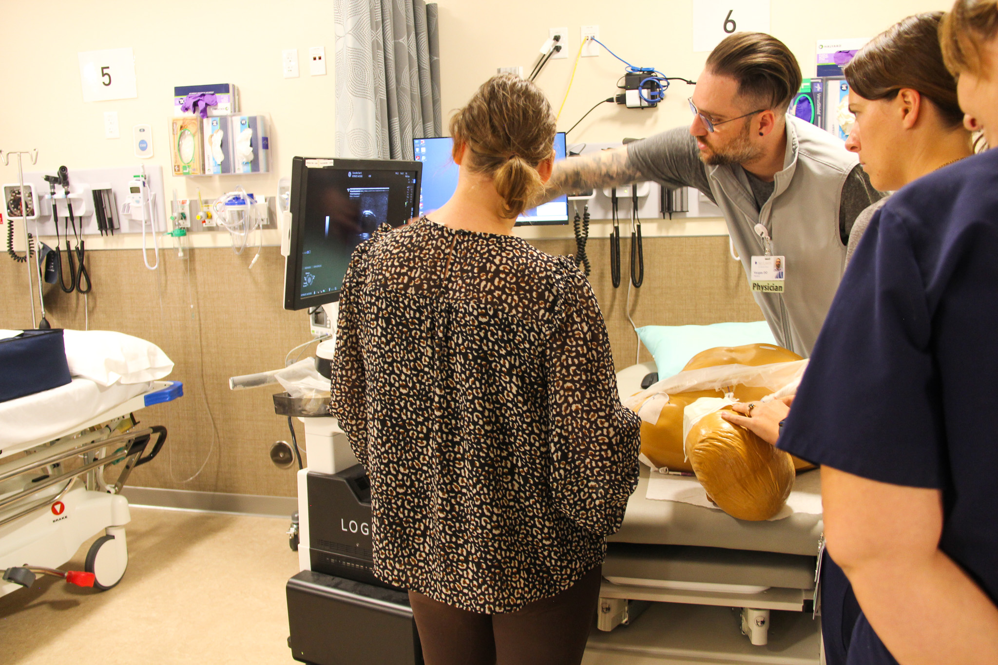 Central Line Academy 2025 (6) Providers gather around a teaching mannequin.
